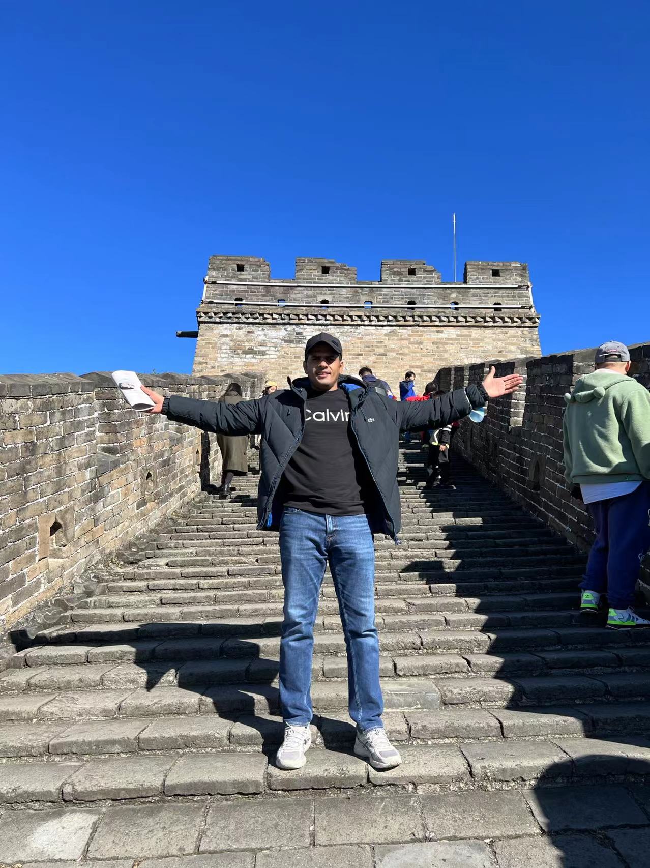 Abed face o excursie la Marele Zid Chinezesc.