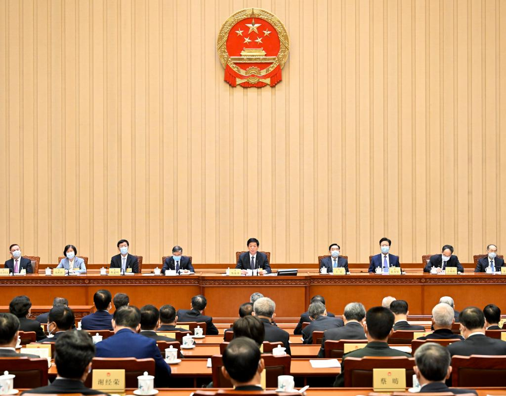 Ο Λι Τζανσού, πρόεδρος της Διαρκούς Επιτροπής του Εθνικού Λαϊκού Συνεδρίου (NPC), προεδρεύει της πρώτης συνόδου ολομέλειας της 37ης συνεδρίασης της Διαρκούς Επιτροπής του 13ου NPC στο Μέγαρο του Λαού στο Πεκίνο, πρωτεύουσα της Κίνας, 26 Οκτωβρίου 2022. (φωτογραφία/ Xinhua)