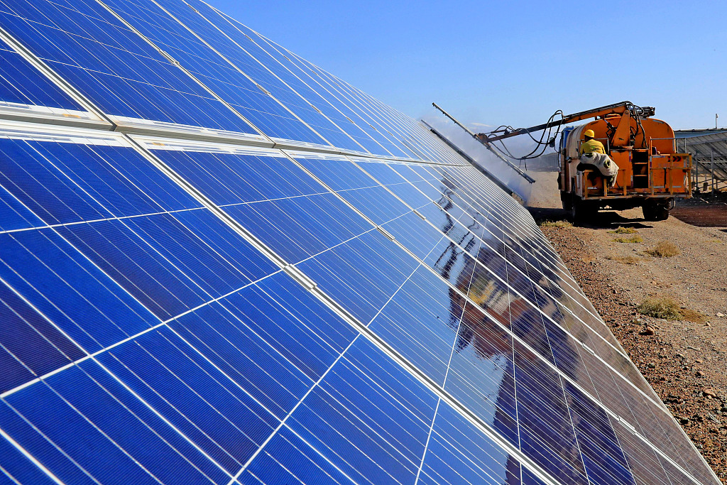 Fermë e prodhimit të elektrikut me energji diellore, Xinjiang, Kinë Veriperëndimore(Foto:VCG)