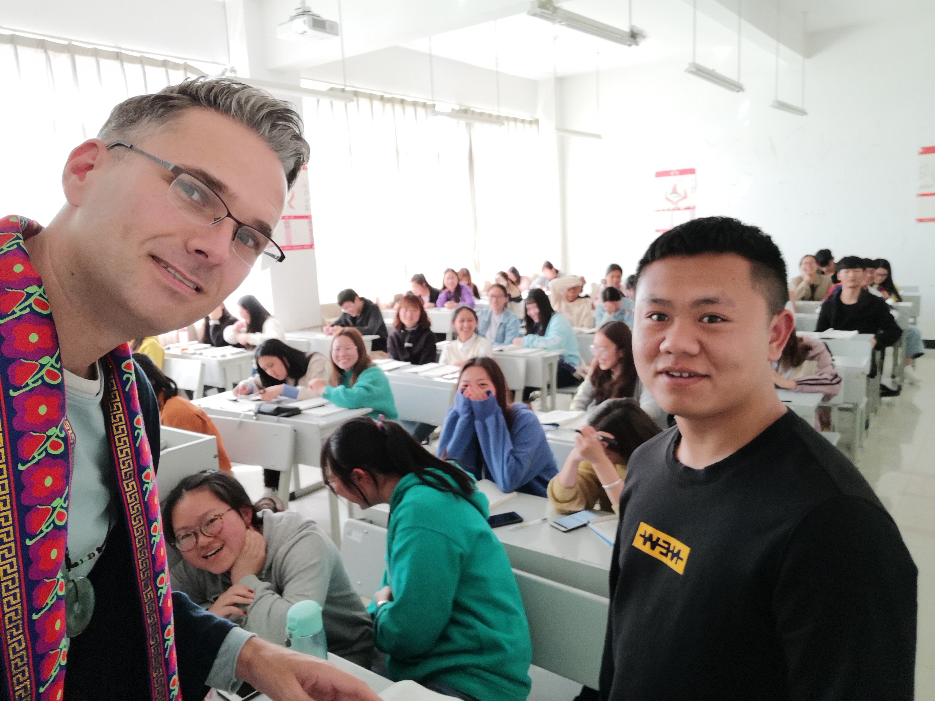 Andre du Plessis este alături de foștii studenți de la Universitatea de Management și Marketing din Yunnan.