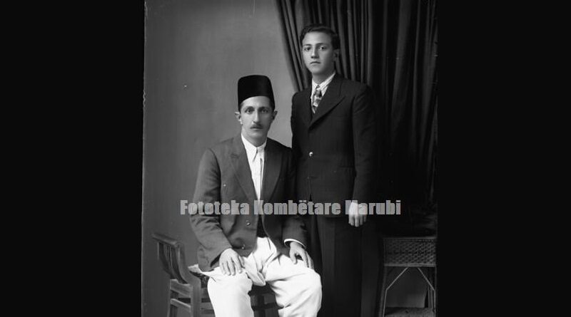 Nuh Sahatcia (ulur) me nje shokun e tij - foto Fototeka Marubi