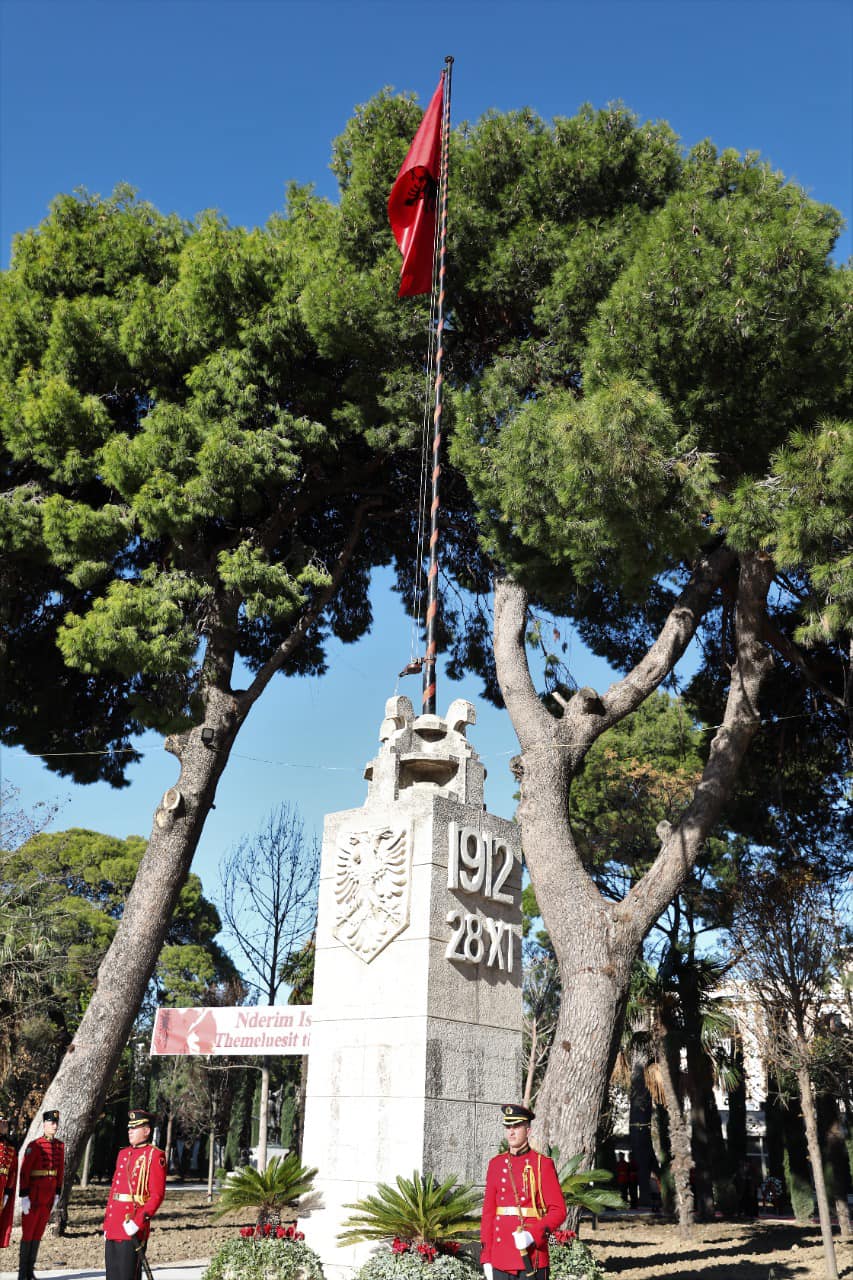 Ngritja e flamurit në Vlorë (Foto: Facebook Presidenca shqiptare)
