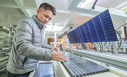 Një punonjës bën një grup modulesh fotovoltaike diellore për eksport në Evropë në një kompani energjie diellore në qytetin Huzhou, krahinën Zhejiang, në 5 dhjetor.