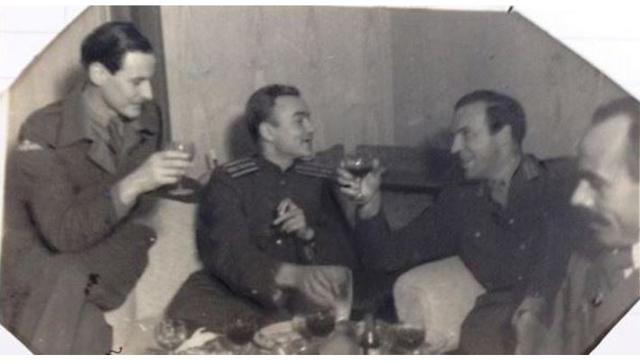 thumbnail_Majori britanik Oliver majori sovjetik Ivanov dhe oficeri amerikan Frank duke festuar së bashku (foto aqsh)