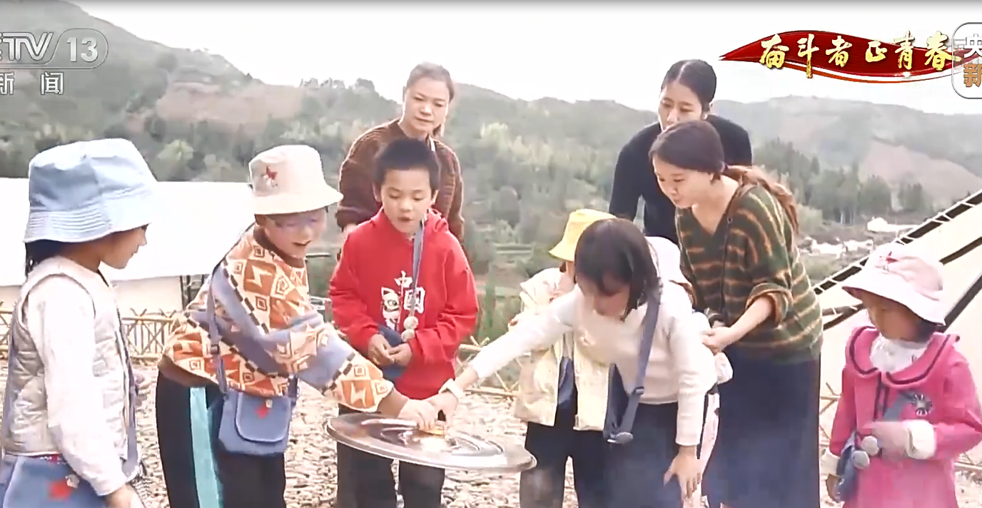 Copiii trăiesc o experiență în muncile agricole în satul Songbai.