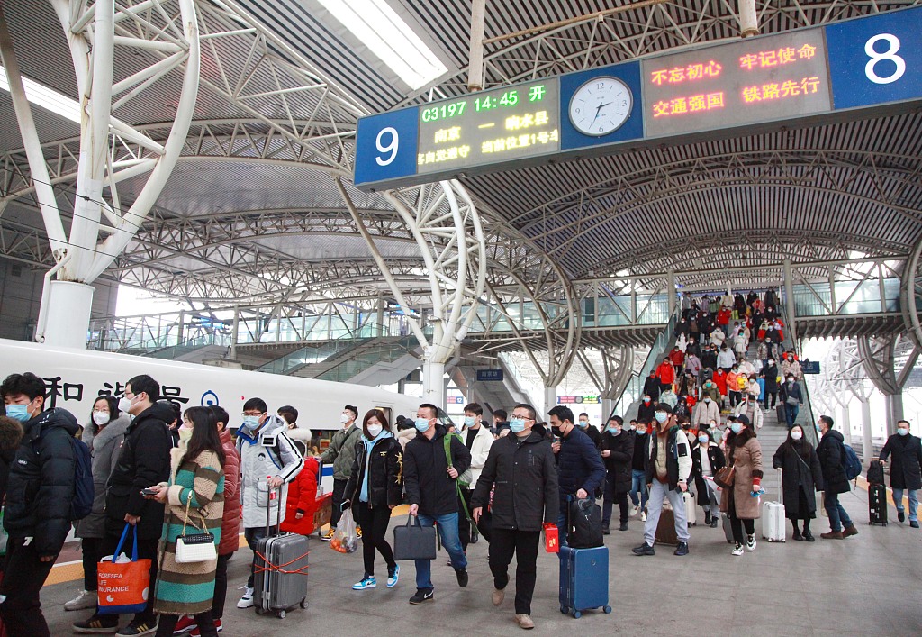 Fluksi i udhëtarëve në stacion të trenit(Foto:VCG)