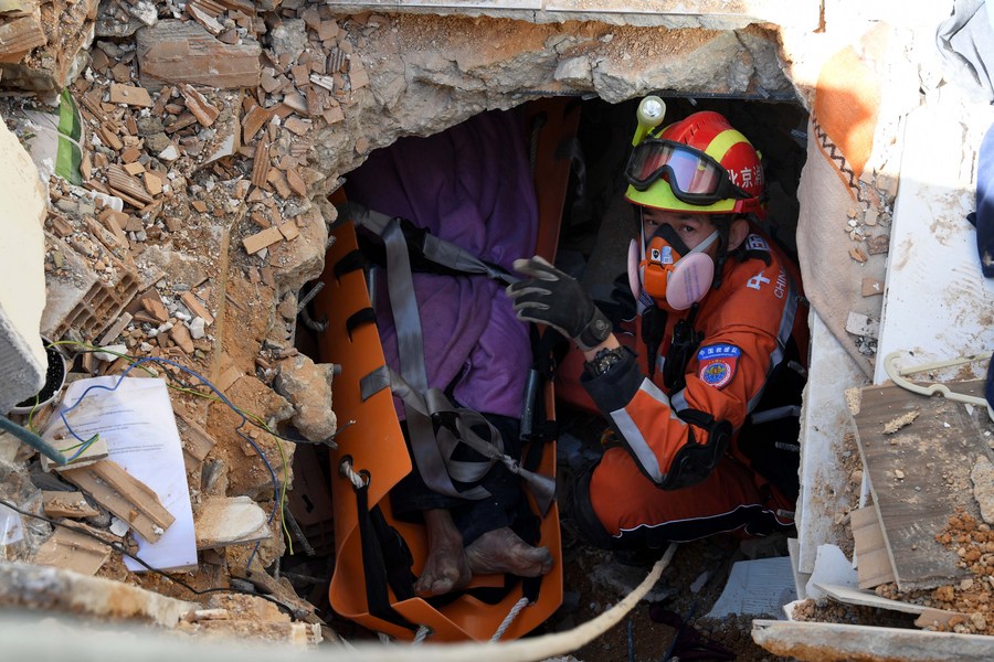 Një anëtar i Ekipit të Kërkimit dhe Shpëtimit të Kinës kryen operacionin në mbeturinat e tërmetit në Antakya në provincën jugore të Hatay, Türkiye, 9 shkurt 2023. /Xinhua