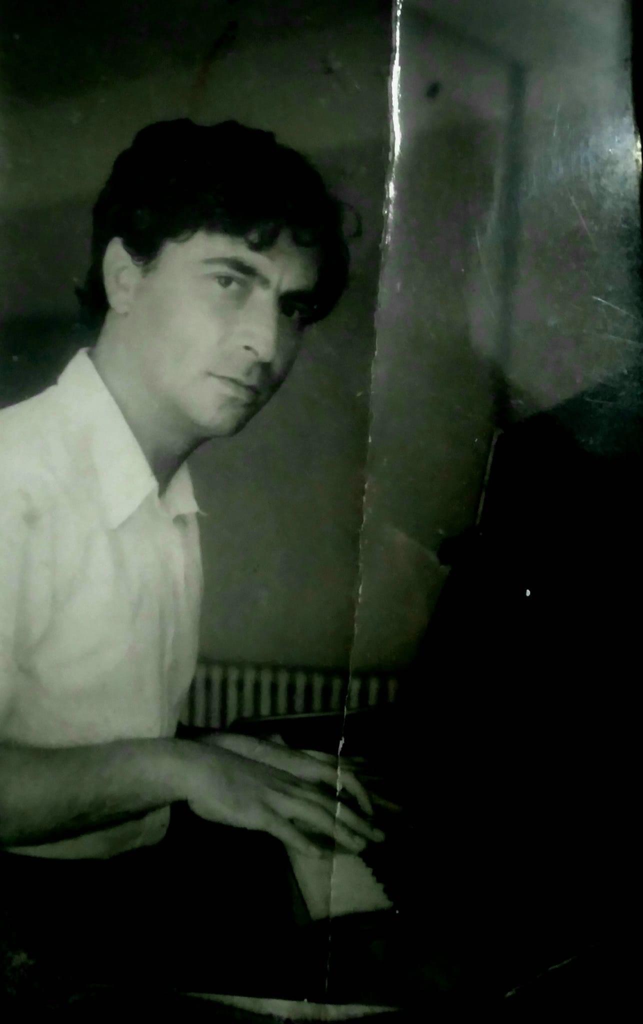 Ruzhdi Keraj duke luajtur ne piano (Facebook)