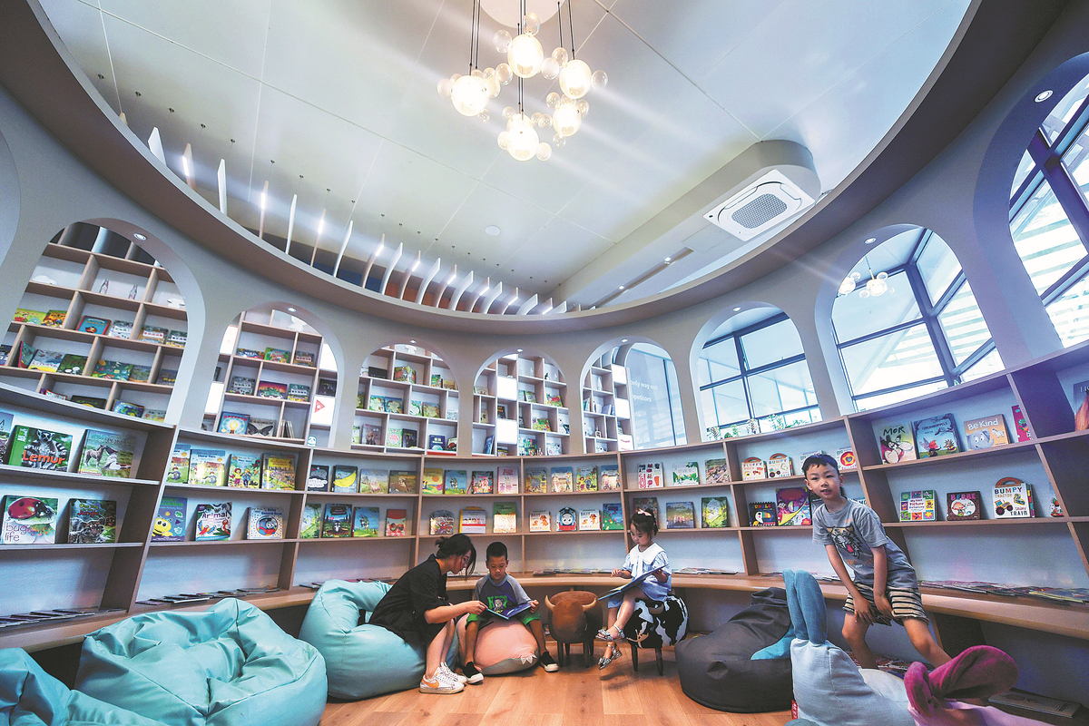 njerëzit lexojnë libra dhe pushojnë në një librari të komunitetit në rrethin Fuyang, Hangzhou, provincën Zhejiang, në korrik. Libraria është pjesë e një prove të rretheve 15-minutëshe të jetës së komunitetit në zonë.