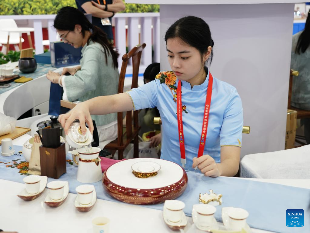 Μια εκθέτρια φτιάχνει τσάι για τους επισκέπτες στο περίπτερο της επαρχίας Φουτζιέν της νοτιοανατολικής Κίνας κατά τη διάρκεια της 3ης Διεθνούς Έκθεσης Καταναλωτικών Προϊόντων της Κίνας (CICPE) στο Χάϊκου, πρωτεύουσα της επαρχίας Χαϊνάν της νότιας Κίνας, , στις 10 Απριλίου 2023. (Xinhua/Fan Yuqing)
