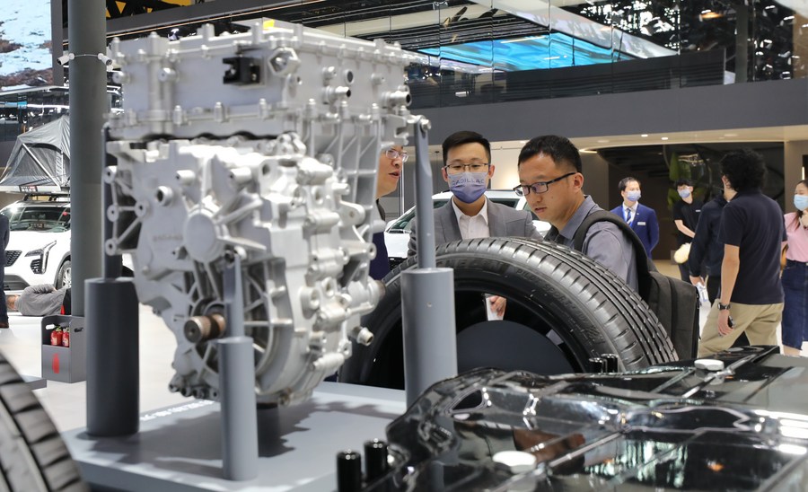 Οι επισκέπτες συζητούν κατά την εξέταση μιας πλατφόρμας NEV της Cadillac στην 20η Διεθνή Έκθεση Αυτοκινήτου της Σαγκάης στη Σαγκάη της ανατολικής Κίνας, στις 18 Απριλίου 2023. (Xinhua/Fang Zhe)