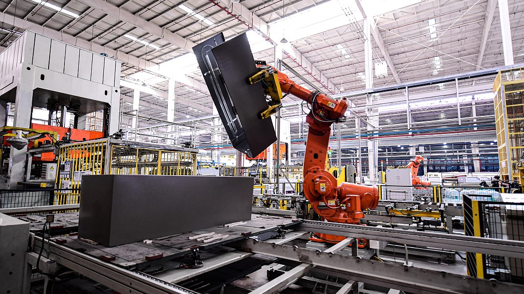 Armët robotike në veprim në një fabrikë në provincën Jilin të Kinës verilindore, 27 mars 2023