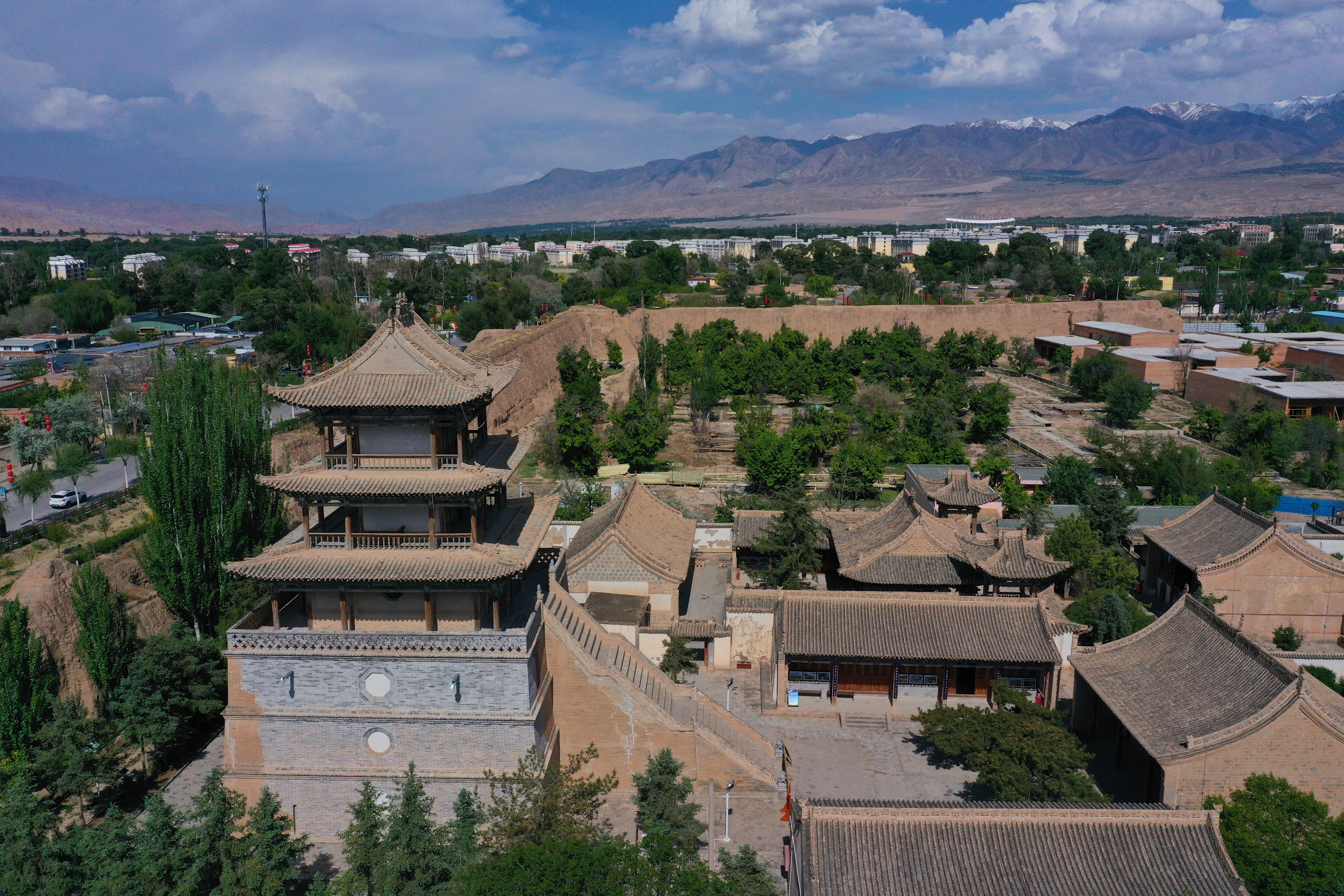 Μια αεροφωτογραφία που τραβήχτηκε στις 16 Μαΐου 2023 δείχνει το συγκρότημα αρχαίων κτιρίων στο Γκουϊντέ, στην επαρχία Τσινγκχάι της βορειοδυτικής Κίνας. /CNSPHOTO
