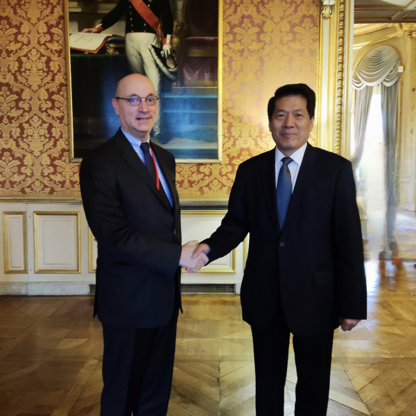 Li Hui, përfaqësues i posaçëm i qeverisë kineze për çështjet e Euroazisë, takohet me Drejtorin e Përgjithshëm të Çështjeve Politike dhe Sigurisë në Ministrinë e Jashtme Franceze Frederic Mondoloni në Paris, Francë, 23 maj 2023. /Ministria e Jashtme kineze