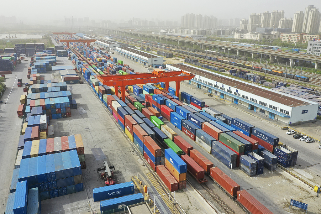 Trenuri cargo care urmează să pornească către Europa, la Hefei, provincia Anhui (Foto: CFP)