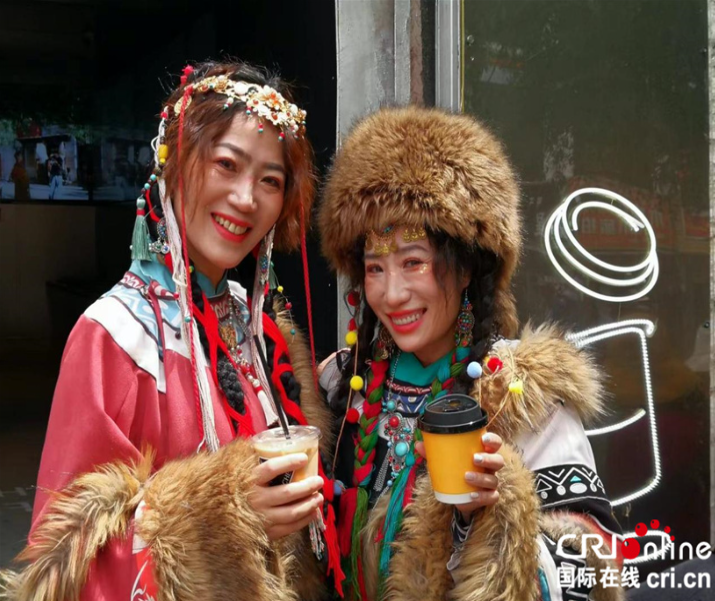 Foto 5: Turiste în costume tibetane (Fotografie: Li Meng)