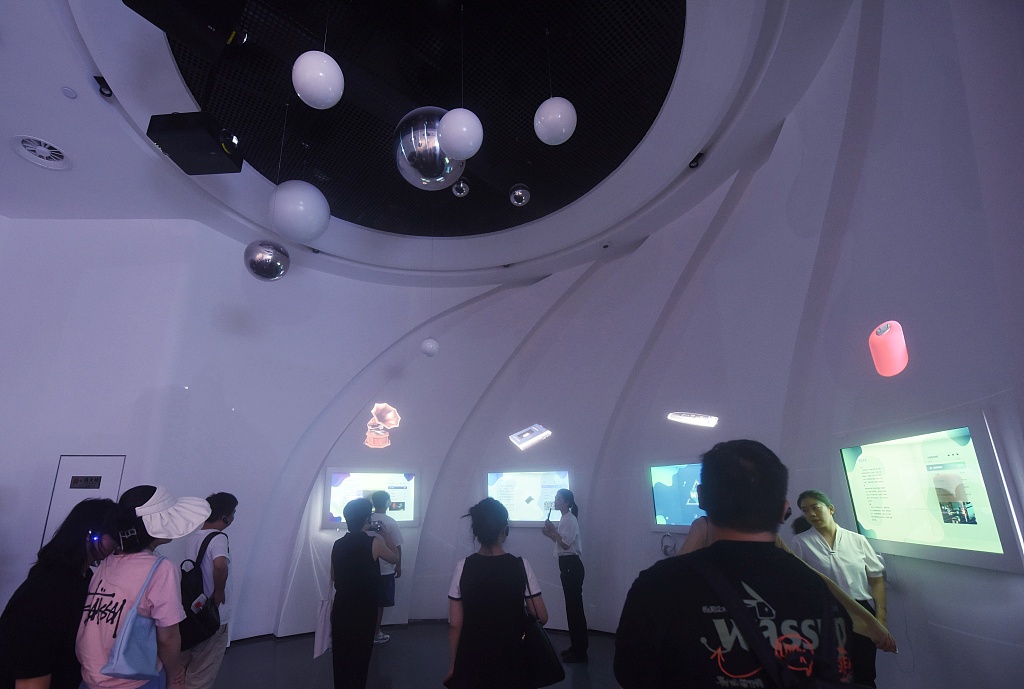 La data de 16 Iulie 2023, vizitatori au fost informați cu privire la istoria muzicii digitale din Valea muzicii digitale din China.