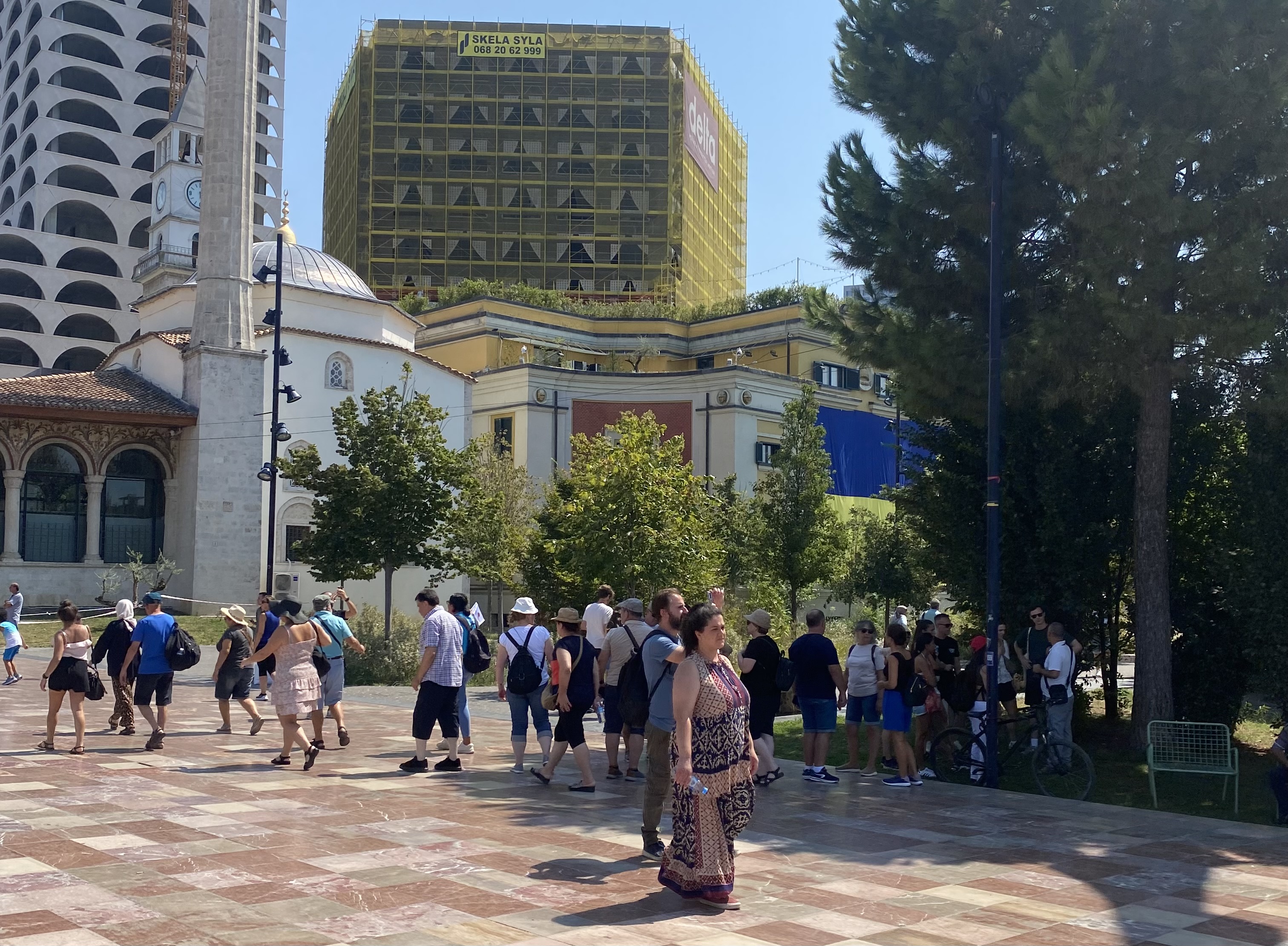 Turistë në sheshin Skënderbej në Tiranë (Foto CMG)