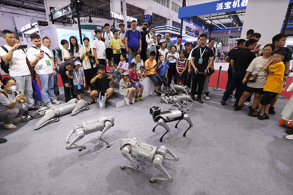 Copiii asistă la un spectacol susținut de câinii roboți, mai ascultători și agili. 