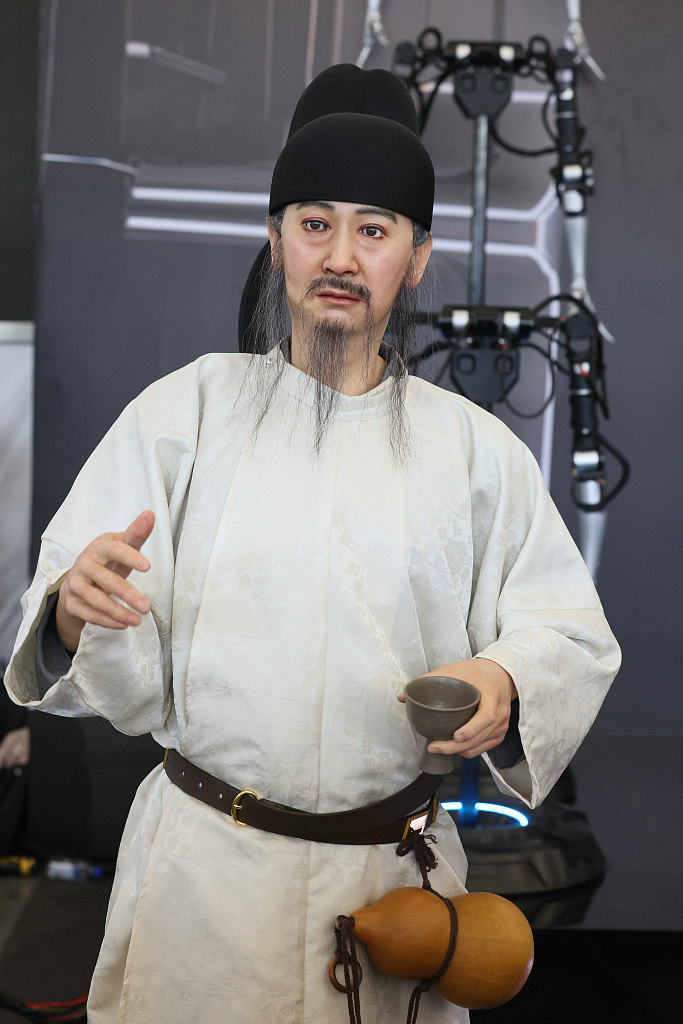 Robotul umanoid care îl înfățișează pe poetul chinez Li Bai din dinastia Tang.