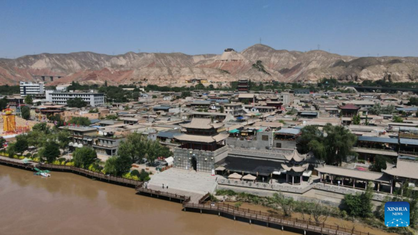 Αυτή η αεροφωτογραφία που τραβήχτηκε στις 9 Ιουλίου 2023 δείχνει άποψη της αρχαίας πόλης Χεκόου στο Λαντζόου, στην επαρχία Γκανσού της βορειοδυτικής Κίνας. [Xinhua / Zhang Keren]