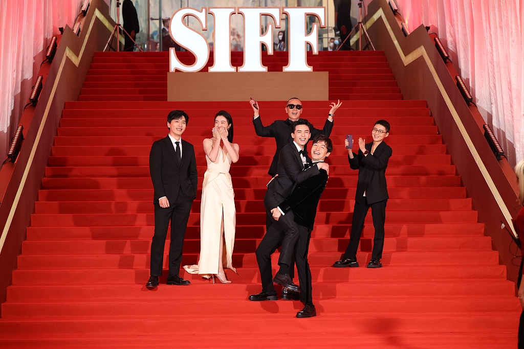 Echipa filmului "Numai urechi", prezentă la deschiderea Festivalului de Film Internațional de la Shanghai, 9 iunie 2023 (Foto: CFP)