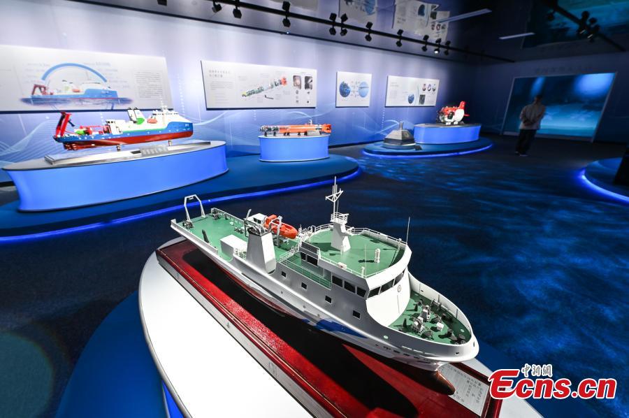 Μοντέλα πλοίων που χρησιμοποιούνται στην θαλάσσια αρχαιολογία εκτίθενται στο Τσονγκτσίνγκ στις 10 Οκτωβρίου 2023 (Φωτογραφία: China News Service/He Penglei)