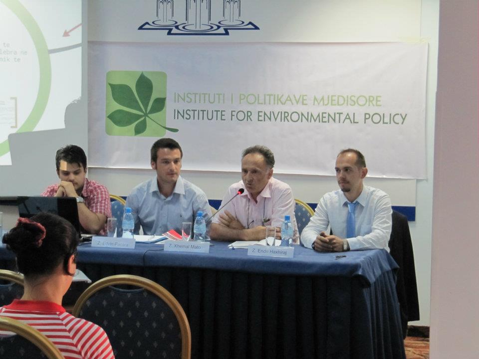 Endri Haxhiraj ne institutin e politikave mjedisore( foto personale)