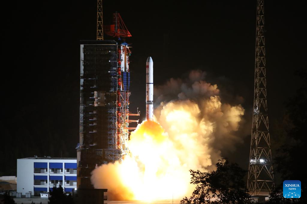 Ένας πύραυλος μεταφοράς Long March-2D που μεταφέρει τον δορυφόρο Yaogan-39 εκτοξεύεται από το Κέντρο Εκτόξευσης Δορυφόρου Σιτσάνγκ στην επαρχία Σιτσουάν της νοτιοδυτικής Κίνας, 24 Οκτωβρίου 2023. Η Κίνα εκτόξευσε με επιτυχία την Τρίτη έναν νέο δορυφόρο τηλεπισκόπησης στο διάστημα. (Φωτογραφία Hu Zenghui/Xinhua)