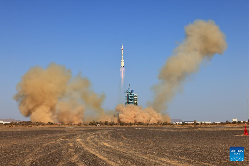 Το επανδρωμένο διαστημόπλοιο Shenzhou-17, πάνω σε έναν πύραυλο φορέα Long March-2F, εκτοξεύεται από το Κέντρο Εκτόξευσης Δορυφόρου Τζιουτσουάν στη βορειοδυτική Κίνα στις 26 Οκτωβρίου 2023. (Xinhua/Li Gang)