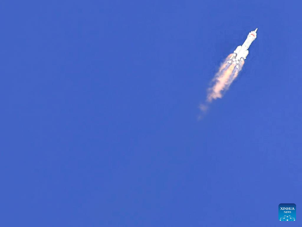 Το επανδρωμένο διαστημόπλοιο Shenzhou-17, πάνω σε έναν πύραυλο φορέα Long March-2F, εκτοξεύεται από το Κέντρο Εκτόξευσης Δορυφόρου Τζιουτσουάν στη βορειοδυτική Κίνα στις 26 Οκτωβρίου 2023. (Xinhua/Li Gang)