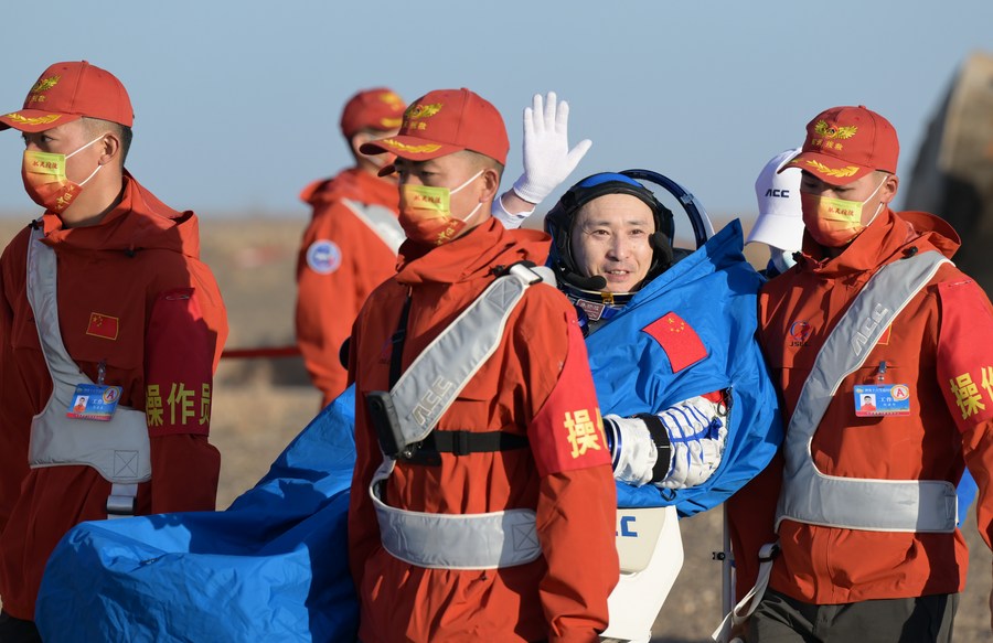 Ο αστροναύτης Τζου Γιανγκτζού βρίσκεται έξω από την κάψουλα επιστροφής του επανδρωμένου διαστημόπλοιου Shenzhou-16 στον τόπο προσγείωσης Dongfeng στην Αυτόνομη Περιοχή της Εσωτερικής Μογγολίας της βόρειας Κίνας, 31 Οκτωβρίου 2023. (Xinhua/Li Zhipeng)