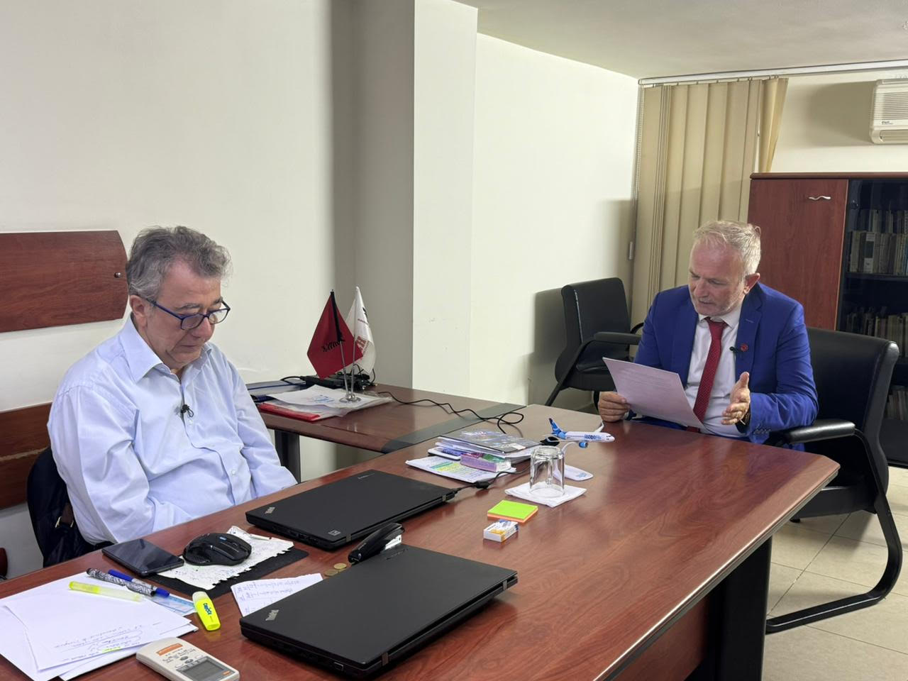 Besnik Vathi, anëtar i Bordit Drejtues të Shoqatës së Operatorëve Turistikë të Shqipërisë gjatë intervistës për CMG.jpg