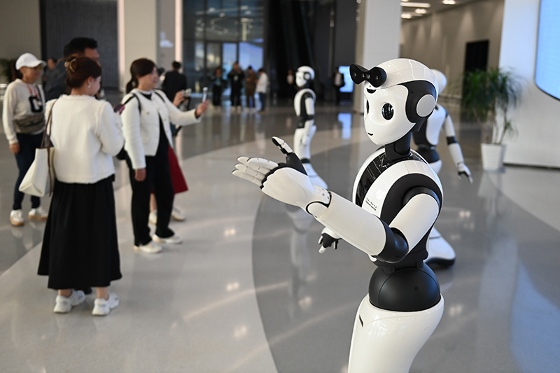 Άνθρωποι παρακολουθούν ρομπότ να χορεύουν στο Παγκόσμιο Μουσείο Επιστήμης και Τεχνολογίας του Παγκόσμιου Διαδικτύου στο Γουτζέν, στην επαρχία Τζετζιάνγκ της ανατολικής Κίνας στις 7 Νοεμβρίου 2023. [Φωτογραφία/Xinhua]