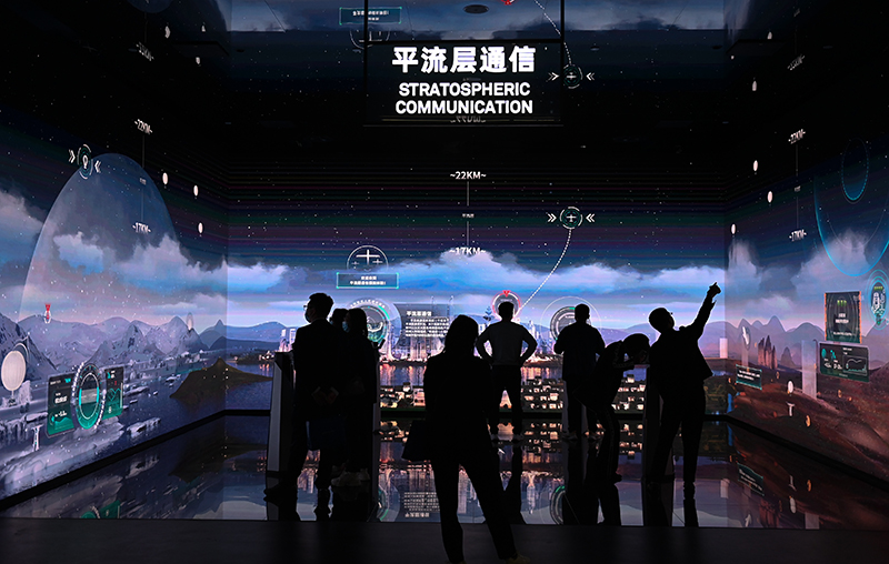 Άνθρωποι επισκέπτονται μια έκθεση στο Παγκόσμιο Μουσείο Επιστήμης και Τεχνολογίας του Παγκόσμιου Διαδικτύου στο Γουτζέν, στην επαρχία Τζετζιάνγκ της ανατολικής Κίνας, στις 7 Νοεμβρίου 2023. [Φωτογραφία/Xinhua]