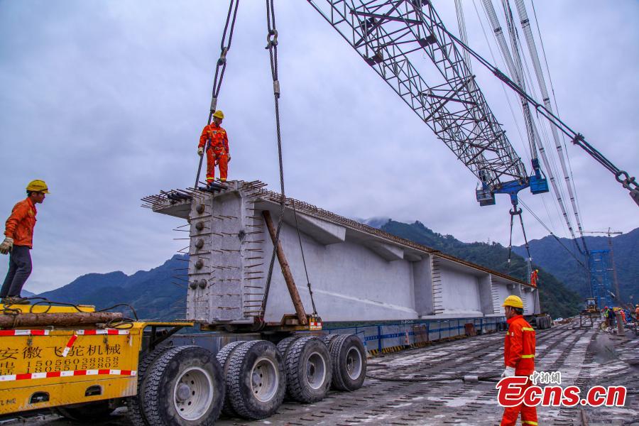 Η κύρια δομή της γέφυρας Τιεν’ε Λονγκτάν, η μεγαλύτερη γέφυρα αψίδας στον κόσμο, ολοκληρώνει την κατασκευή της στην κομητεία Τιεν’ε της πόλης Χετσί, στην αυτόνομη περιοχή Γκουανγκσί Τζουάνγκ της νότιας Κίνας, 10 Νοεμβρίου 2023. (Φωτογραφία από την China News Service)