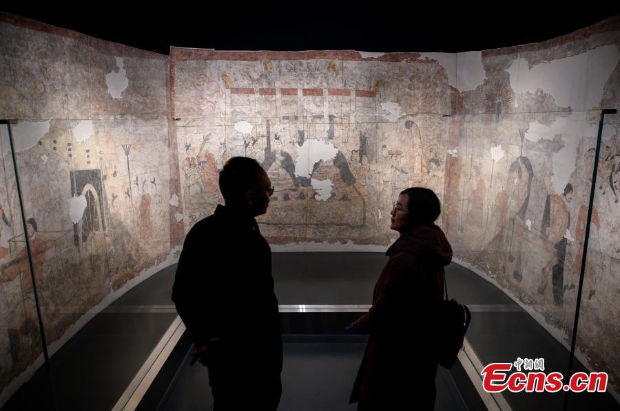 Άνθρωποι παρατηρούν τις τοιχογραφίες που εκτίθενται στο Μουσείο Τοιχογραφιών της Δυναστείας των Βόρειων Τσι στο Ταϊγιουάν, την πρωτεύουσα της επαρχίας Σανσί στην βόρεια Κίνα, στις 14 Νοεμβρίου 2023. (Φωτογραφία: China News Service/Wei Liang)