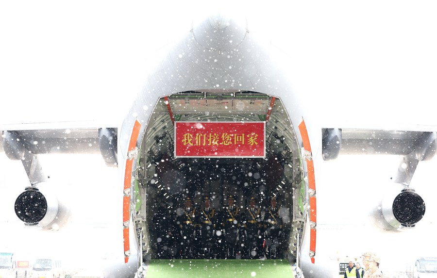 Ένα στρατιωτικό αεροσκάφος που μεταφέρει τα λείψανα και τα υπάρχοντα των μαρτύρων των Εθελοντών του Κινεζικού Λαού (CPV) φτάνει στο Διεθνές Αεροδρόμιο Ταοσιάν στο Σενγιάνγκ, στην επαρχία Λιαονίνγκ της βορειοανατολικής Κίνας, 23 Νοεμβρίου 2023. (Xinhua/Cao Can)