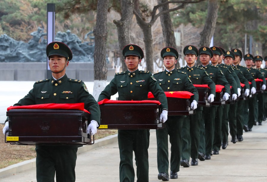 Φέρετρα που περιέχουν τα λείψανα μαρτύρων Εθελοντών του Κινεζικού Λαού (CPV) συνοδεύονται στο νεκροταφείο μαρτύρων του CPV στο Σενγιάνγκ, στην επαρχία Λιαονίνγκ της βορειοανατολικής Κίνας, 23 Νοεμβρίου 2023. (Xinhua/Yang Qing)