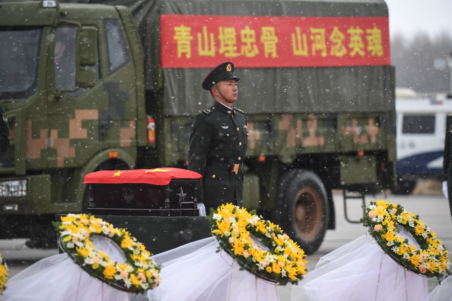Ένας στρατιώτης στέκεται δίπλα στο φέρετρο που περιέχει τα λείψανα ενός μάρτυρα Εθελοντών του Κινεζικού Λαού (CPV) στο Διεθνές Αεροδρόμιο Ταοσιάν στο Σενγιάνγκ, στην επαρχία Λιαονίνγκ της βορειοανατολικής Κίνας, 23 Νοεμβρίου 2023. (Xinhua/Pan Yulong)