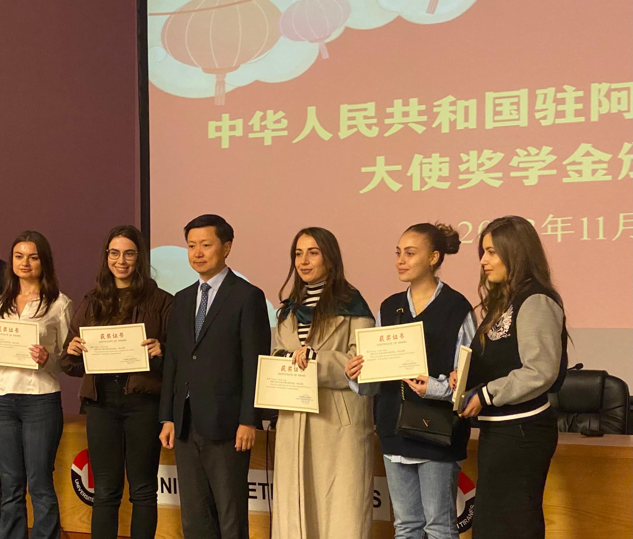 I ngarkuari me punë i Ambasadës Kineze në Tiranë, Wang Dexin me studentet e gjuhes kineze (CMG)