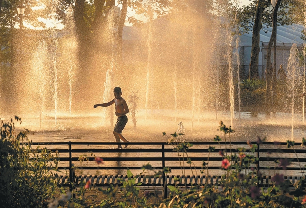 Ένα παιδί τρέχει μέσα από ένα σιντριβάνι στο Μανχάταν της Νέας Υόρκης, 6 Σεπτεμβρίου 2023. Η Νέα Υόρκη και μεγάλο μέρος της Ανατολικής Ακτής των Ηνωμένων Πολιτειών βίωσαν πολύ ζεστό καιρό τους τελευταίους μήνες. [Φωτογραφία/Οργανισμοί]