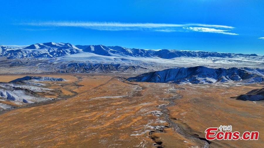 Η χιονισμένη λεκάνη Τσαϊντάμ κάτω από τον γαλάζιο ουρανό παρουσιάζει μια άγρια θέα του οροπεδίου κατά το χειμώνα στον Αυτόνομο Νομό Χαϊσί Μογγόλων και Θιβετιανών, της επαρχίας Τσινγκχάι της βορειοδυτικής Κίνας. (Φωτογραφία/China News Service)