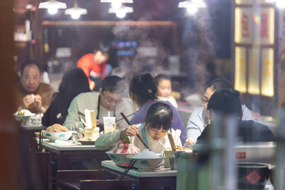 Άνθρωποι απολαμβάνουν φαγητό σε ένα εστιατόριο στο Χούτσου της επαρχίας Τζετζιάνγκ στις 25 Νοεμβρίου 2023.[Φωτο/Xinhua]