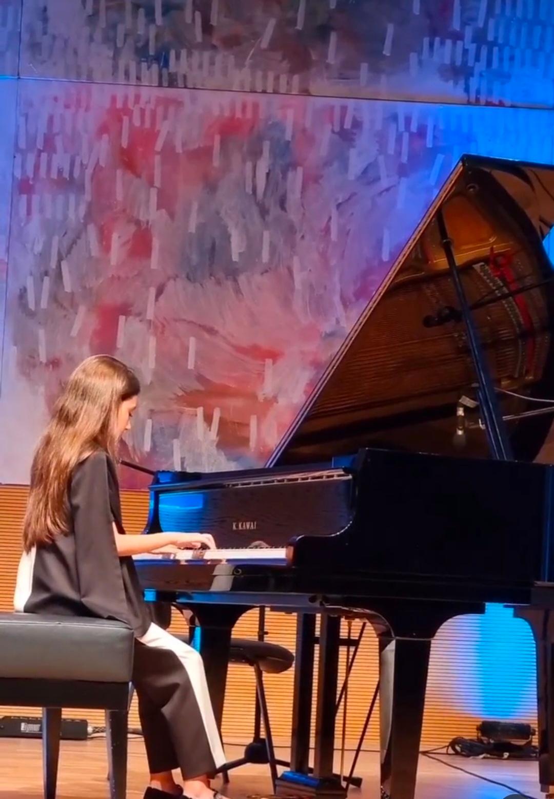 Emili Dërvishi në piano  (Foto nga instagrami)