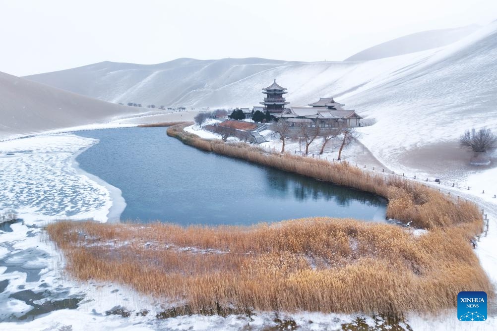 Αυτή η φωτογραφία που τραβήχτηκε στις 14 Δεκεμβρίου 2023 δείχνει το χειμερινό τοπίο στο γραφικό σημείο του βουνού Μινγκσά και της πηγής της Ημισελήνου στο Ντουνχουάνγκ στην επαρχία Γκανσού της βορειοδυτικής Κίνας.(Φωτογραφία: Xinhua)...