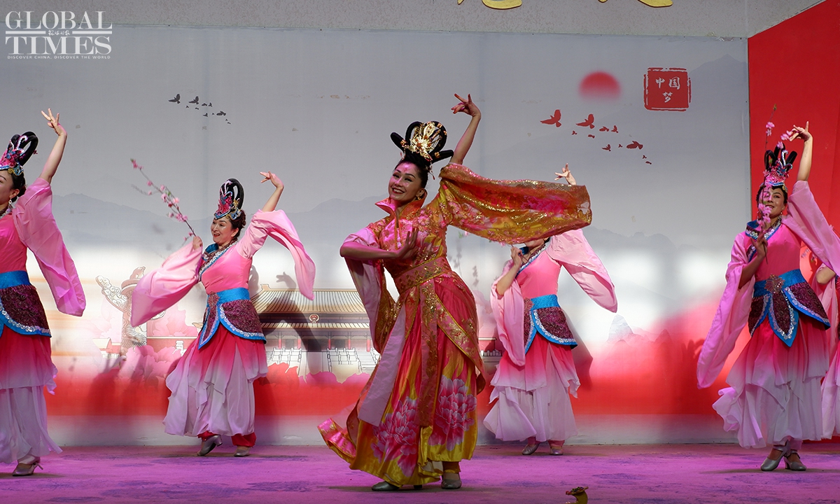 Τοπικοί ερμηνευτές στην αυτόνομη νομαρχία Κιζιλσού Κιργκίζ της Αυτόνομης Περιφέρειας Σιντζιάνγκ Ουιγκούρ της βορειοδυτικής Κίνας, χορεύουν και τραγουδούν στις 11 Δεκεμβρίου 2023. Φωτογραφία: Xu Keyue/GT