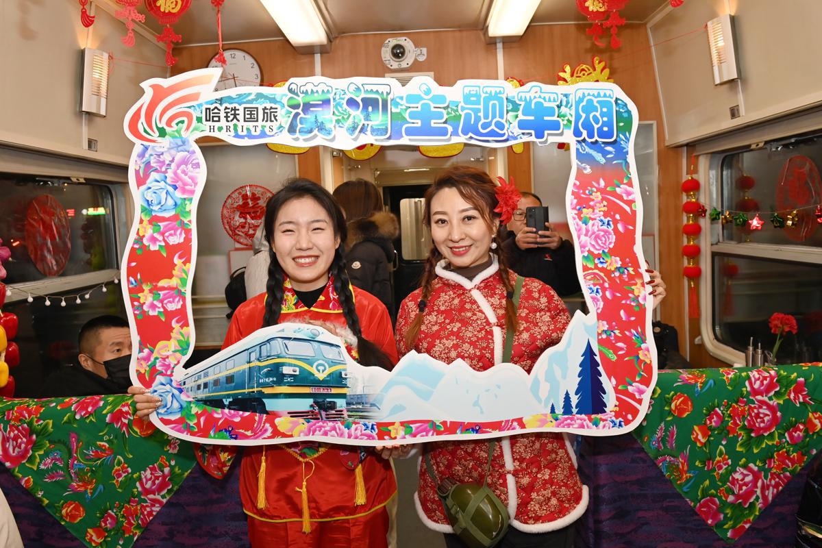 Οι επιβάτες βιώνουν τον λαϊκό πολιτισμό της βορειοανατολικής Κίνας. [Φωτογραφία από τον Yuan Yong/For chinadaily.com.cn]