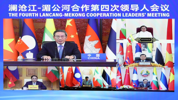Ο Κινέζος πρωθυπουργός Λι Τσιάνγκ παρευρίσκεται στην τέταρτη συνάντηση ηγετών συνεργασίας Λαντσάνγκ-Μεκόνγκ μέσω σύνδεσης βίντεο στο Πεκίνο, πρωτεύουσα της Κίνας, 25 Δεκεμβρίου 2023. /Xinhua