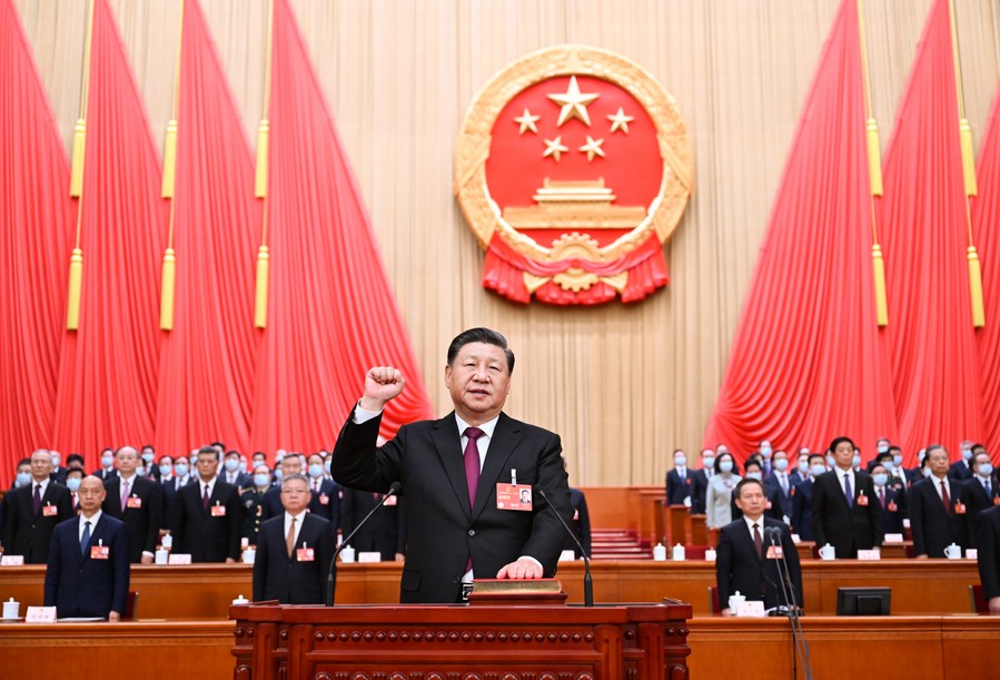 Ο Σι Τζινπίνγκ, νεοεκλεγείς Πρόεδρος της Λαϊκής Δημοκρατίας της Κίνας (ΛΔΚ) και της Κεντρικής Στρατιωτικής Επιτροπής της ΛΔΚ, δίνει δημόσιο όρκο πίστης στο Σύνταγμα στο Μέγαρο του Λαού στο Πεκίνο, πρωτεύουσα της Κίνας, τον Μάρτιο 10, 2023. (φωτογραφία/Xinhua)